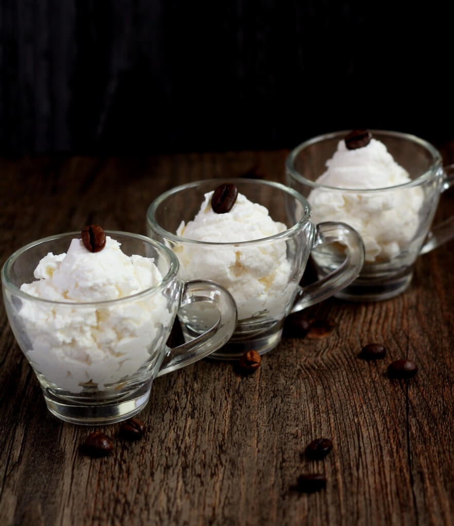 Mousse cioccolato bianco e caffè/ White chocolate and coffee mousse.