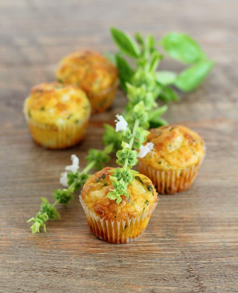 Mini muffin feta ed erbe aromatiche/ Bite-size feta cheese and herbs muffins.