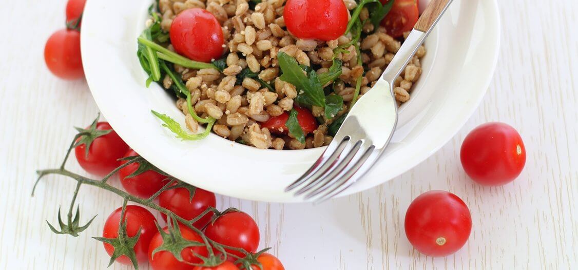 Insalata di farro con pomodorini, rucola, Parmigiano e aceto balsamico.