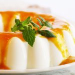 Budino di yogurt con composta di frutta/ Yogurt blancmange with fruit compote.