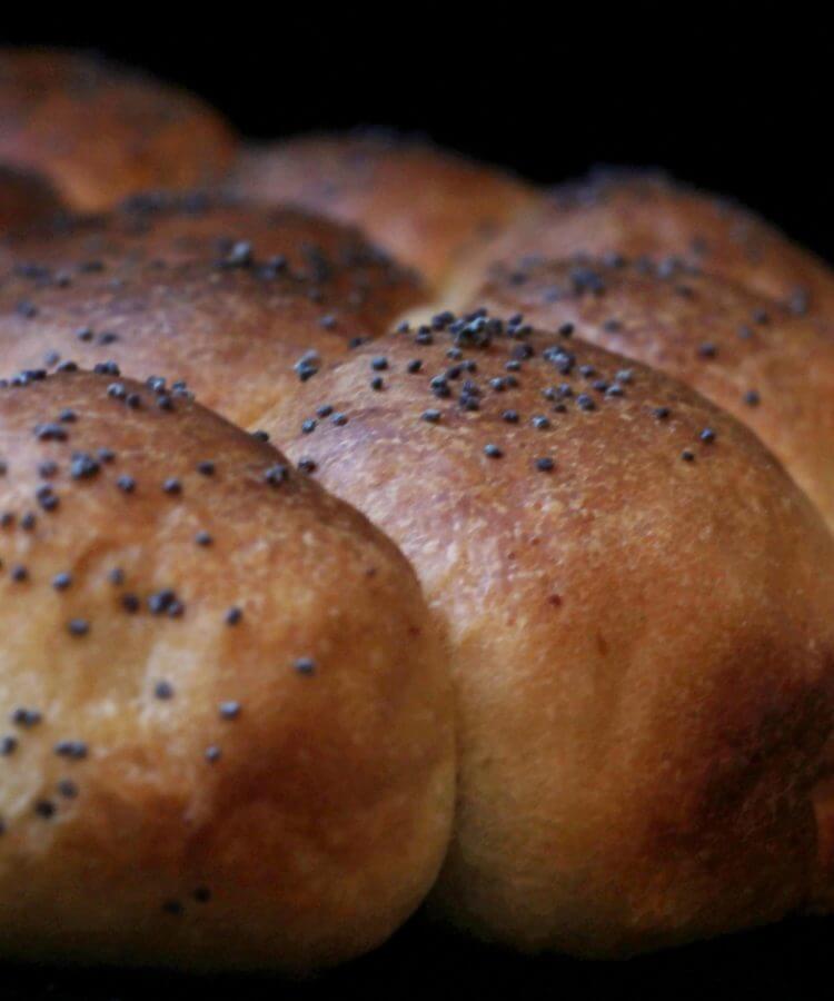Danubio salato/ Stuffed bread balls.