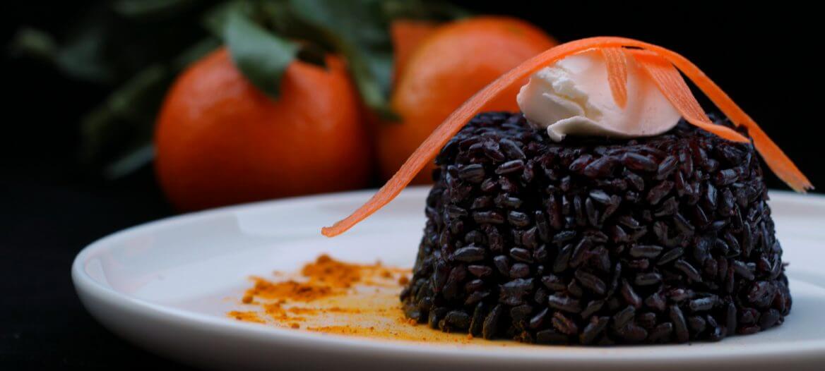 Riso venere agli agrumi e curcuma/ Citrus and turmeric black rice.
