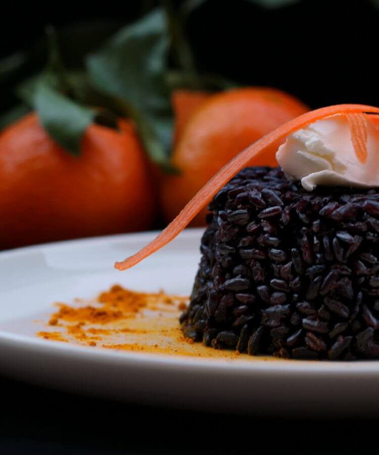 Riso venere agli agrumi e curcuma/ Citrus and turmeric black rice.