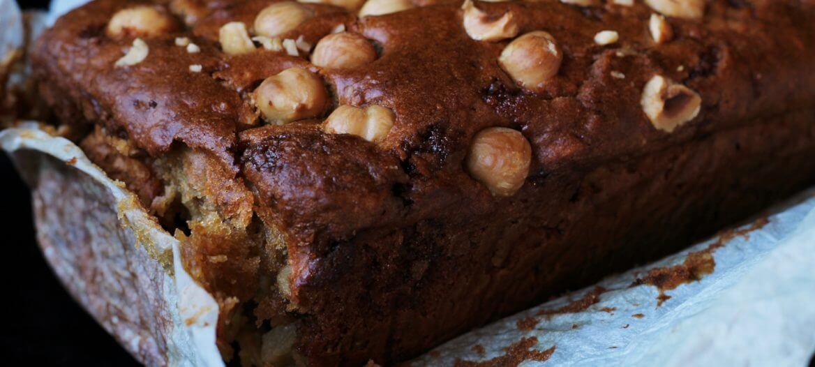 Plum- cake avena, mele e nocciole/ Oat, apple and hazelnut plum- cake.