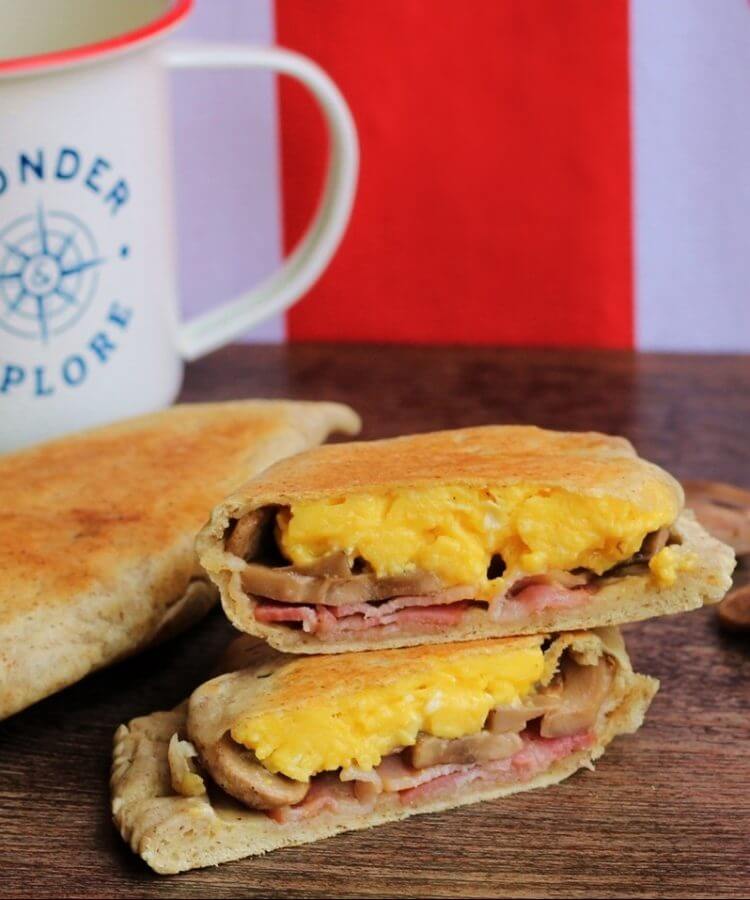 Cassoni di segale con ripieno inglese/ Rye flatbread turnovers with English filling.