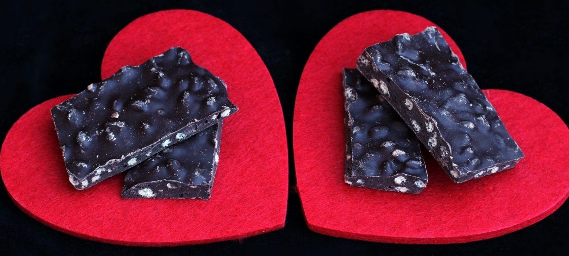 Barrette di cioccolato ai cereali soffiati/ Chocolate bars with puffed cereals.