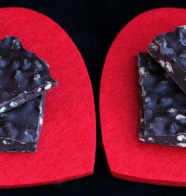 Barrette di cioccolato ai cereali soffiati/ Chocolate bars with puffed cereals.