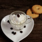 Mousse cioccolato bianco e caffè/ White chocolate and coffee mousse.