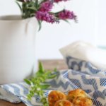 Mini muffin feta ed erbe aromatiche.