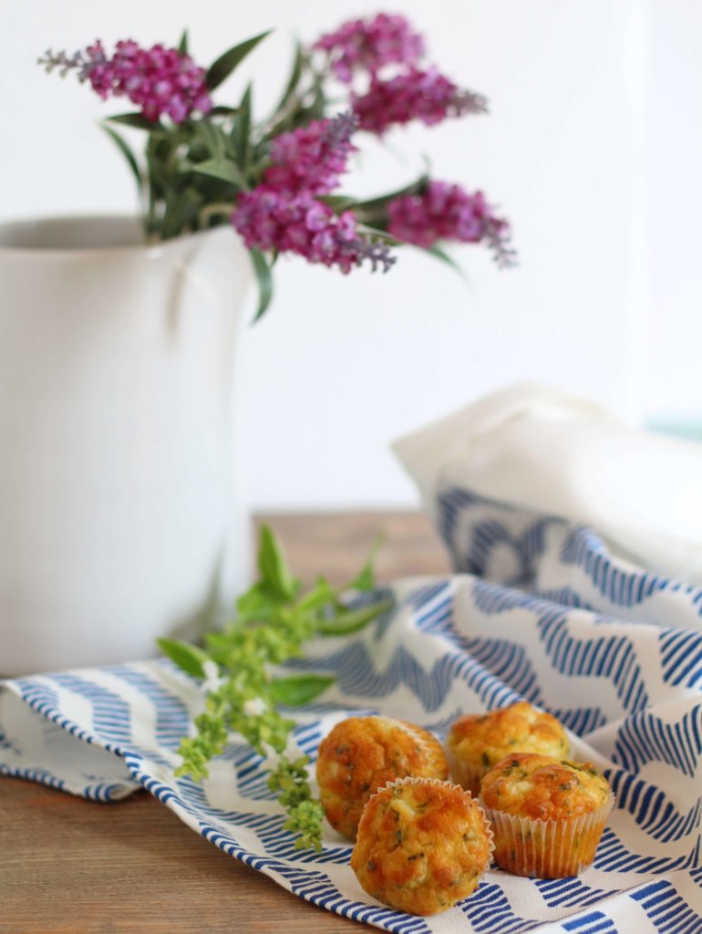 Mini muffin feta ed erbe aromatiche/ Bite-size feta cheese and herbs muffins.