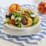 Insalata con bacon, pesche e gorgonzola/ Bacon, peach and blue cheese salad.