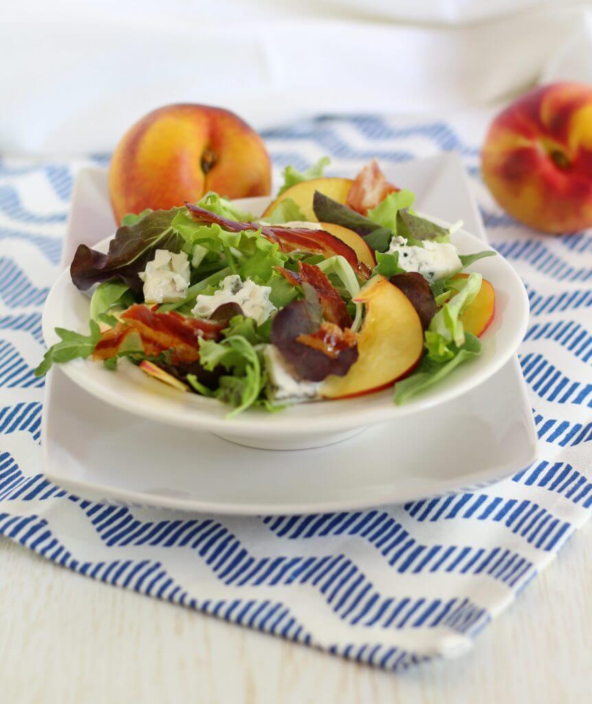 Insalata con bacon, pesche e gorgonzola/ Bacon, peach and blue cheese salad.