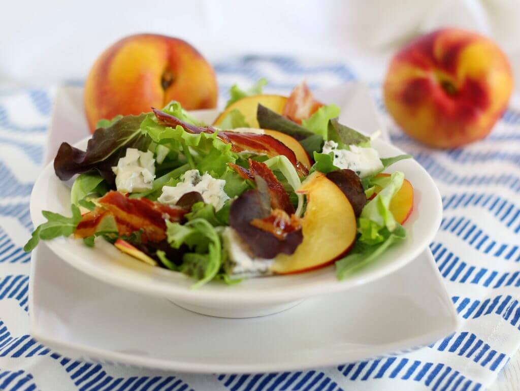 Insalata con bacon, pesche e gorgonzola/ Bacon, peach and blue cheese salad.