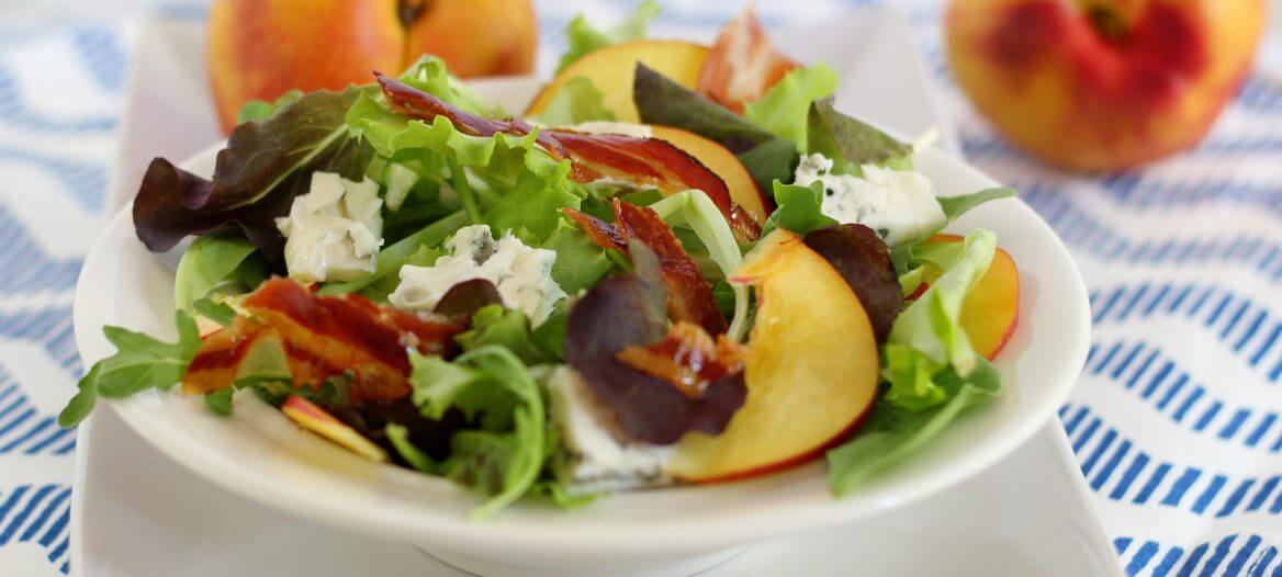 Insalata con bacon, pesche e gorgonzola/ Bacon, peach and blue cheese salad.