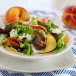 Insalata con bacon, pesche e gorgonzola.