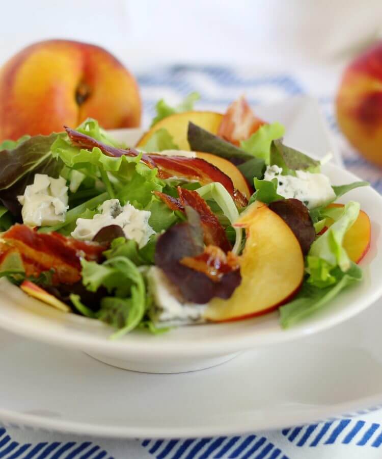 Insalata con bacon, pesche e gorgonzola/ Bacon, peach and blue cheese salad.