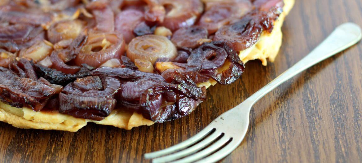 Tarte tatin salata alle cipolle rosse/ Salty tarte tatin with red onions.