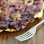 Tarte tatin salata alle cipolle rosse.