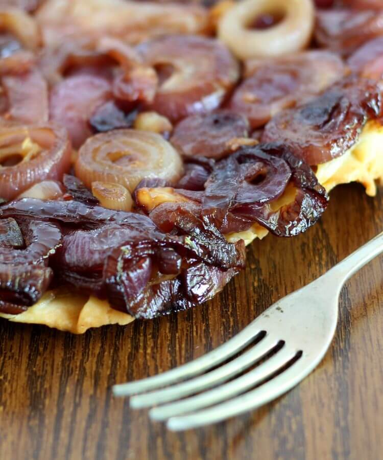 Tarte tatin salata alle cipolle rosse/ Salty tarte tatin with red onions.