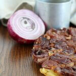 Tarte tatin salata alle cipolle rosse/ Salty tarte tatin with red onions.