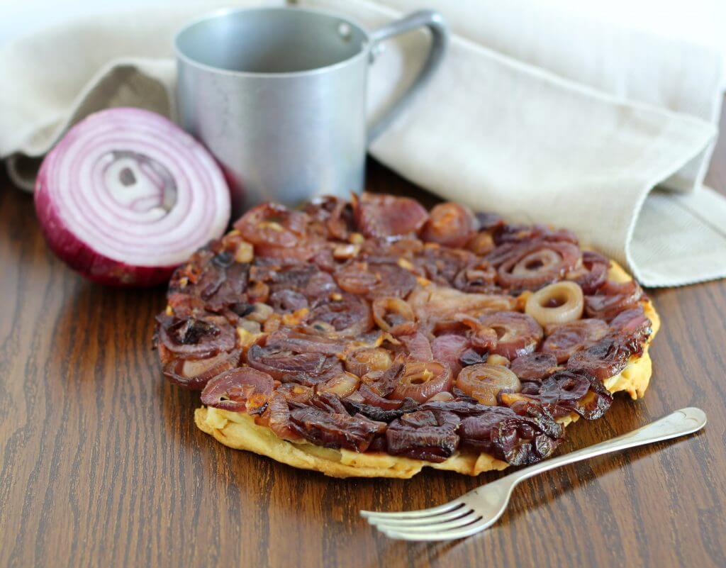 Tarte tatin salata alle cipolle rosse/ Salty tarte tatin with red onions.