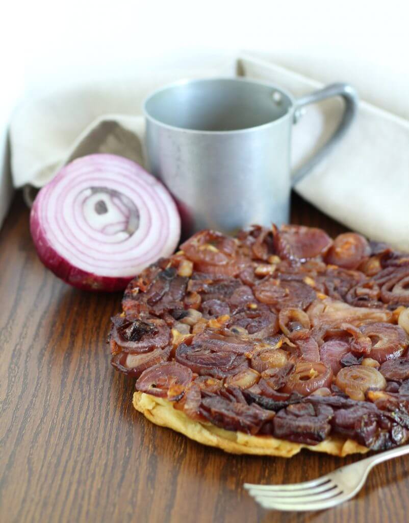 Tarte tatin salata alle cipolle rosse/ Salty tarte tatin with red onions.