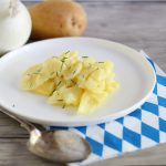 Kartoffelsalat bayrisch, insalata di patate bavarese/ Kartoffelsalat bayrisch, Bavarian potato salad.
