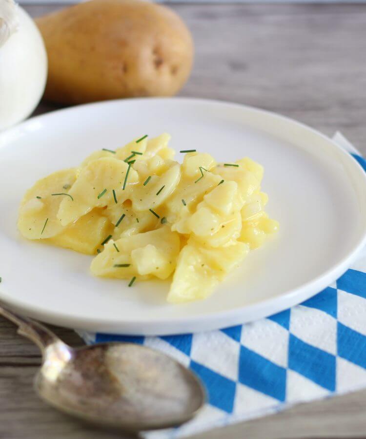 Kartoffelsalat bayrisch, insalata di patate bavarese/ Kartoffelsalat bayrisch, Bavarian potato salad.