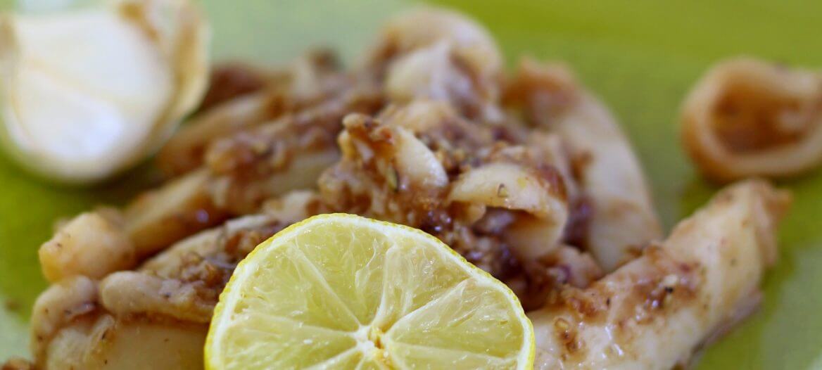 Calamari aglio e pepe, ricetta thai/ Thai style garlinc and pepper calamari.