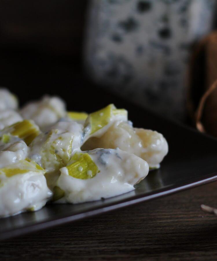 Gnocchi di patate al blu di capra e porri/ Potato gnocchi with goat's blue cheese and leek.