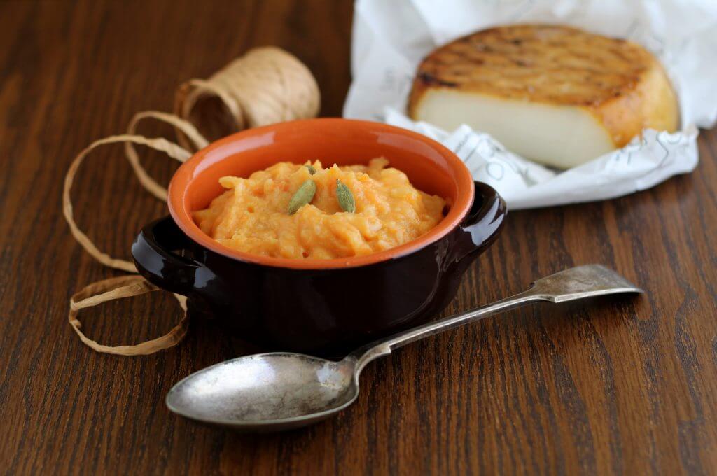 Purè di patate, carote e cardamomo/ Carrot, potato and cardamom purée.