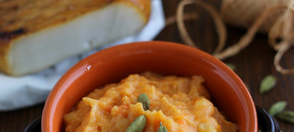 Purè di patate, carote e cardamomo/ Carrot, potato and cardamom purée.