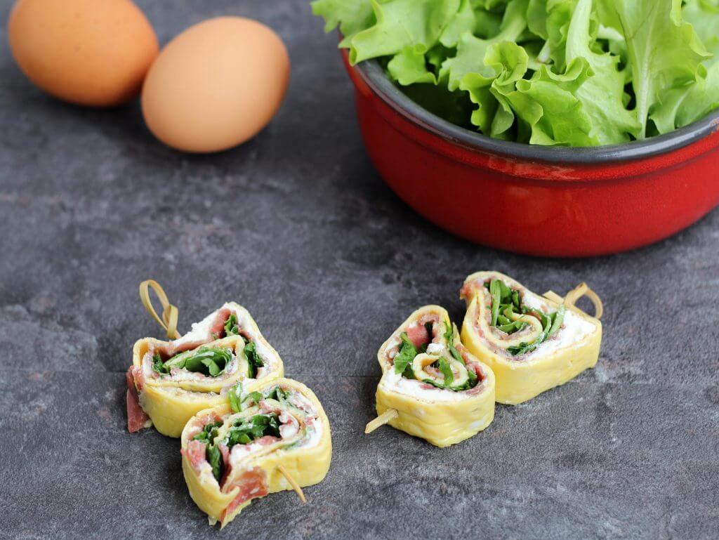 Omelette rolls with goat's cheese.