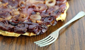 Salty tarte tatin with red onions.