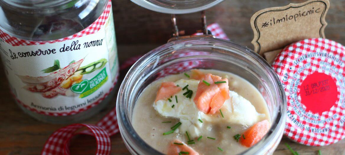 Crema di legumi con caprino, salmone ed erba cipollina.