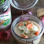 Crema di legumi con caprino, salmone ed erba cipollina.