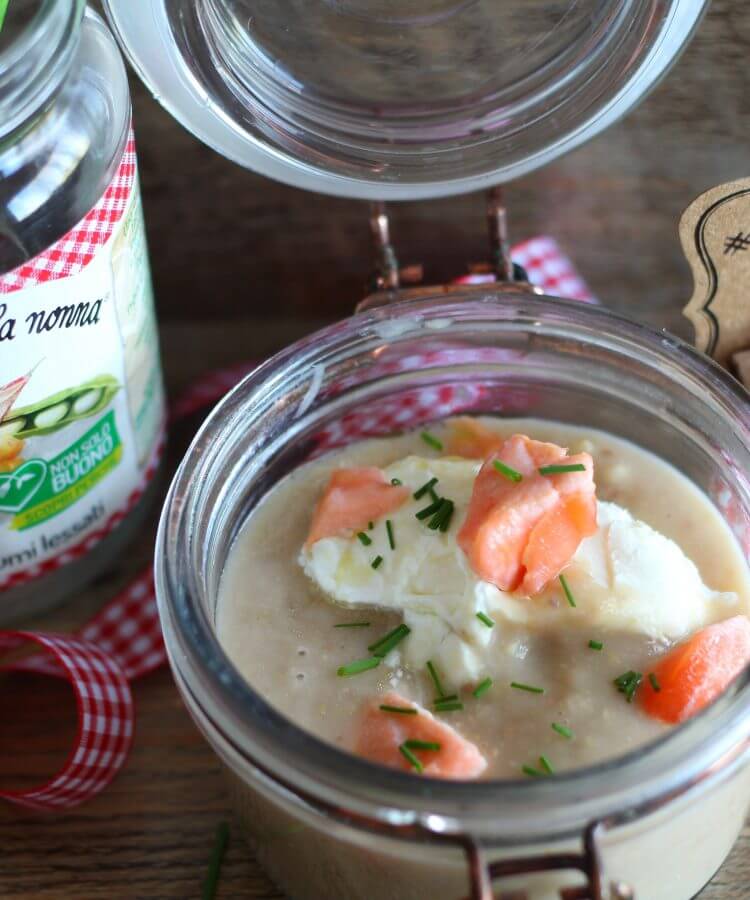 Crema di legumi con caprino, salmone ed erba cipollina.