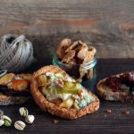 Crostini misti per una cena informale.