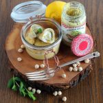 Rollè di pollo con crema di carciofi e purea di ceci alla menta e limone.