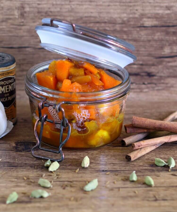 Chutney speziato di zucca e mele renette.
