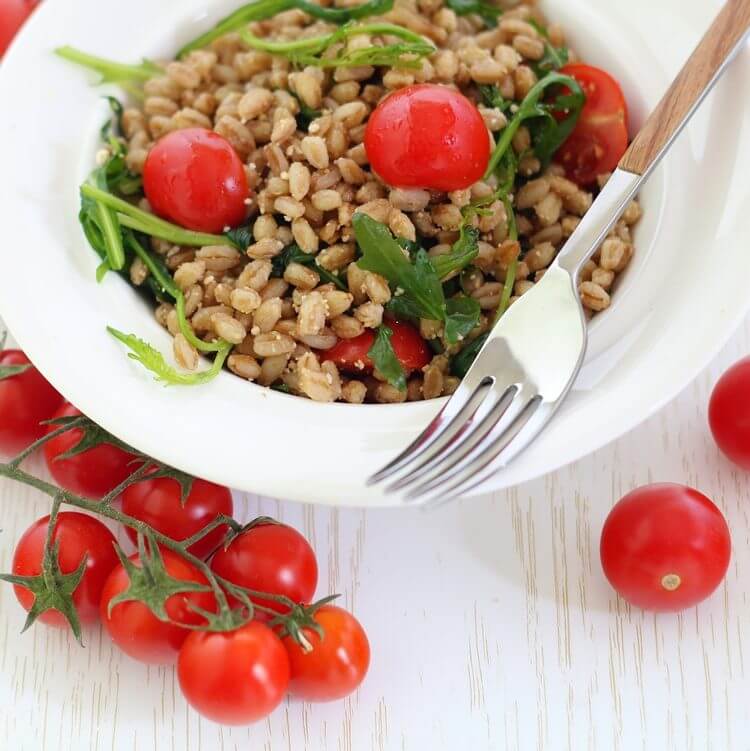 Insalata di farro con pomodorini, rucola, Parmigiano e aceto balsamico.