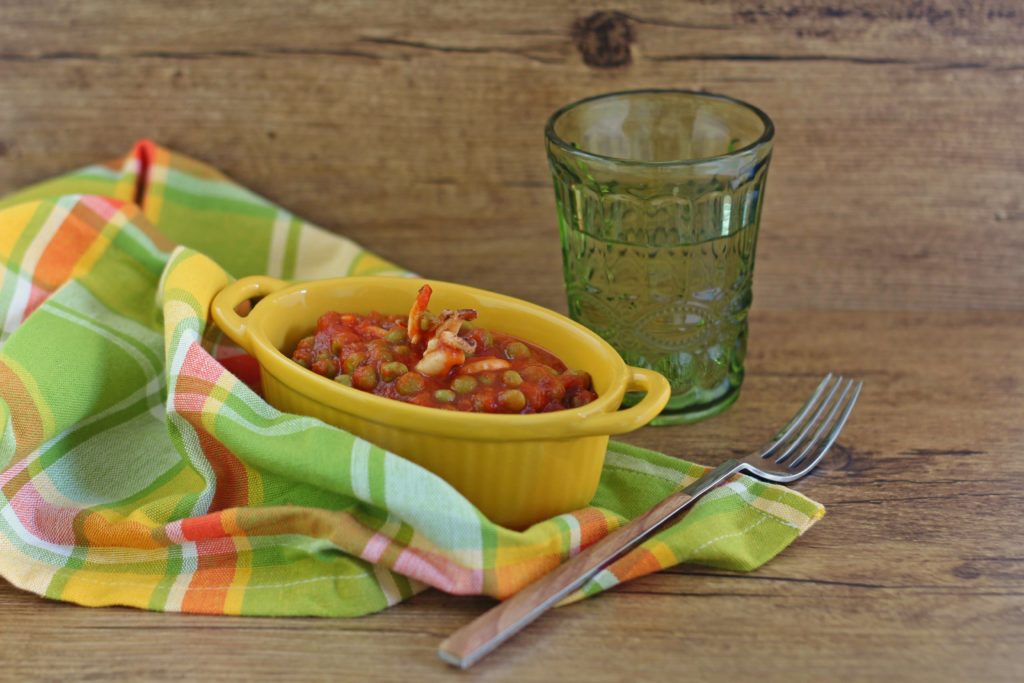 Cuttlefish and peas with tomato sauce.