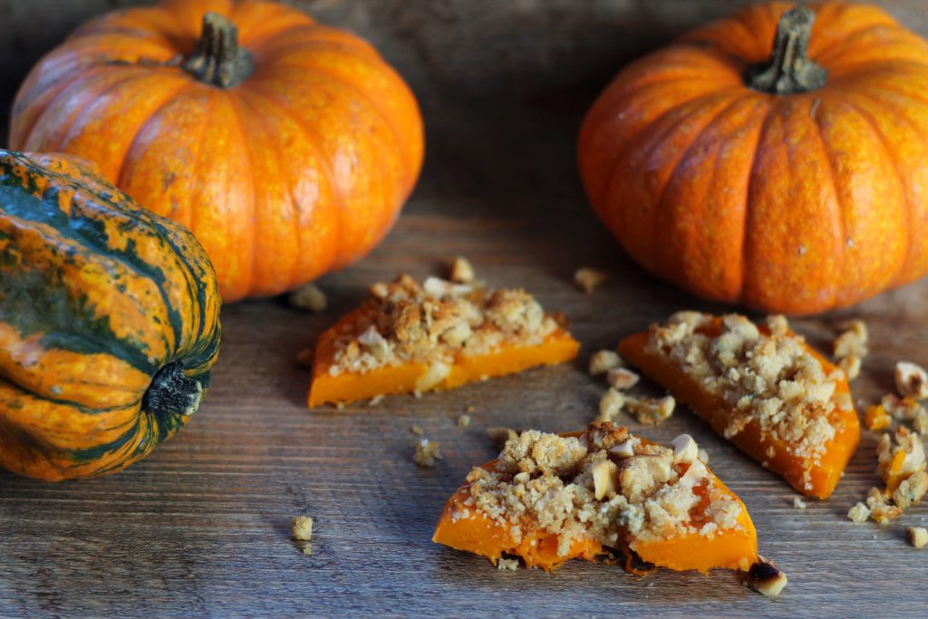 Zucca al forno con streusel al gorgonzola, nocciole e rosmarino.