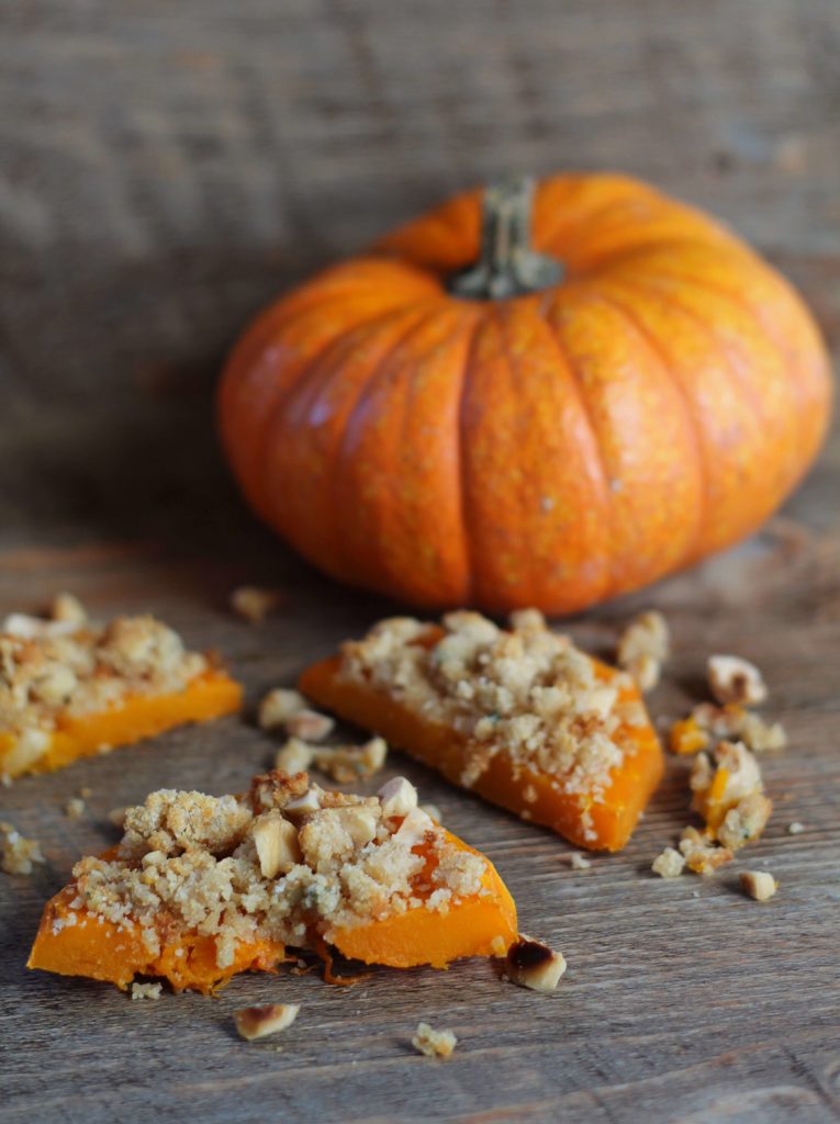 Zucca al forno con streusel al gorgonzola, nocciole e rosmarino.