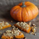 Zucca al forno con streusel al gorgonzola, nocciole e rosmarino.