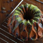 Ciambellone al pistacchio variegato al cioccolato.