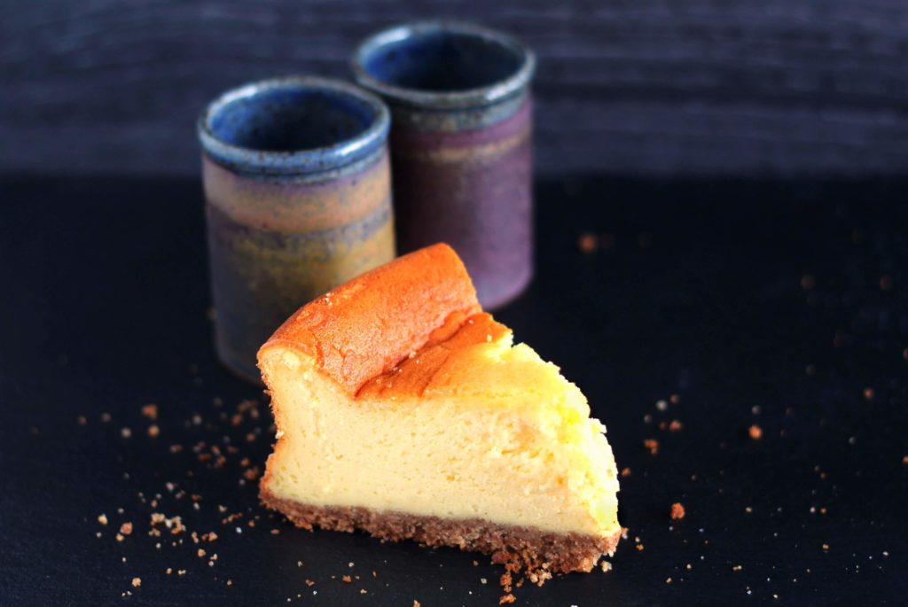 Baked plain cheesecake.