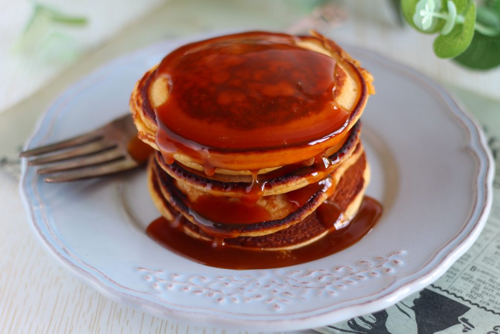 Pancakes allo yogurt aromatizzati all'arancia.