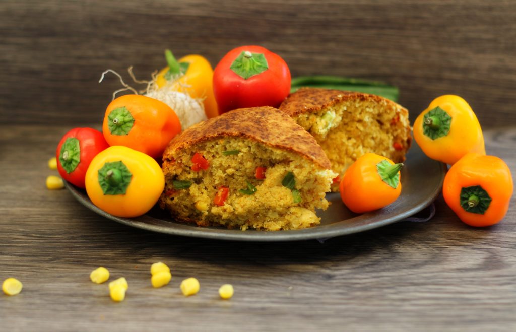 Pane veloce al mais con cipollotti e peperoncino.