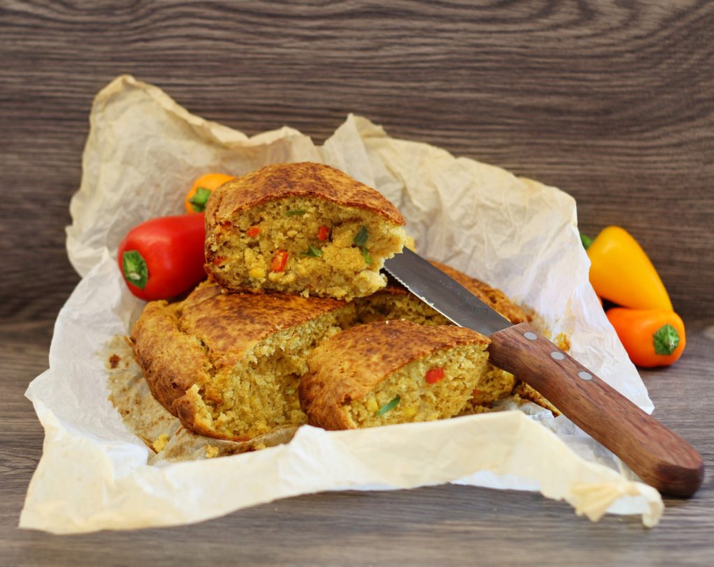 Pane veloce al mais con cipollotti e peperoncino.